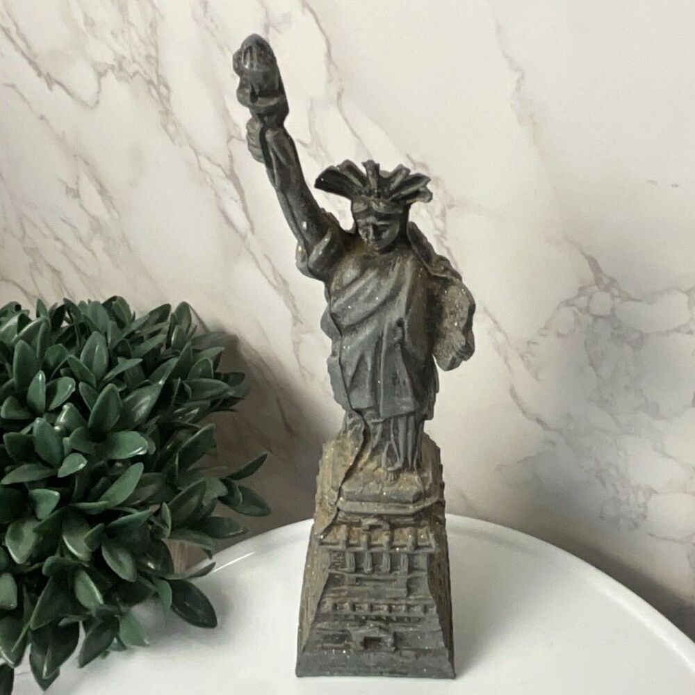 Wonderful vintage metal Statue of Liberty souvenir great decorator item